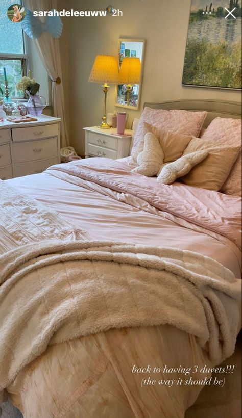 Pretty Rugs For Bedroom, Small Bedroom With Queen Bed Ideas, Beige Wood Bedroom, Green And Pink Room Aesthetic, Vintage Girly Room, Beige Pink Bedroom, Bedroom Inspo Pink, Warm Cozy Bedroom, Spring Room Decor