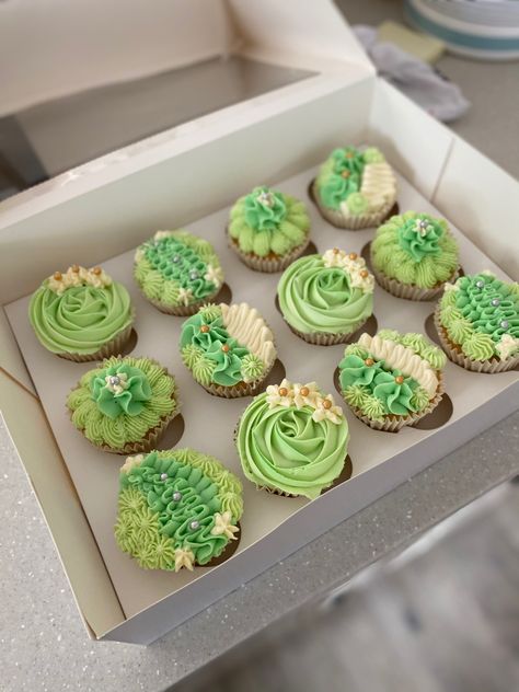 Green Cupcakes Decoration, Green Tea Cupcakes, Cake Pic, Green Cupcakes, St Patrick Day Treats, Green Cups, Decorating Cakes, Cupcake Designs, Cupcake Decorating