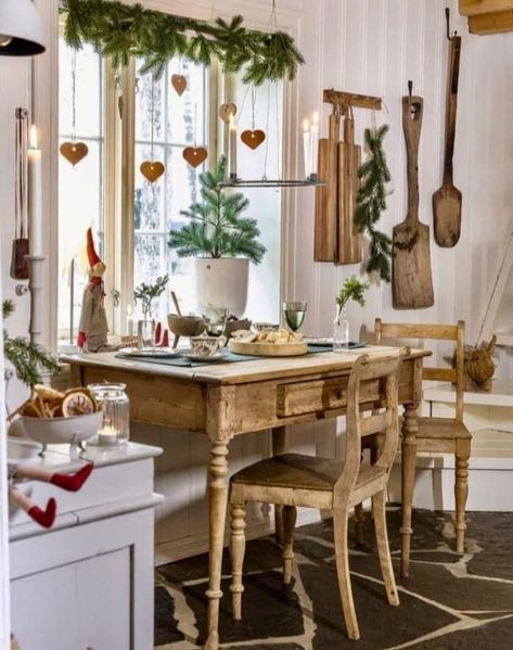 Cottage Christmas Table, English Cottage Christmas Decor, Christmas Table Settings Elegant, English Cottage Christmas, Christmas Table Set Up, Cottage Christmas Decor, Christmas Scandinavian Style, Elegant Christmas Table, Dining Room Decor Rustic