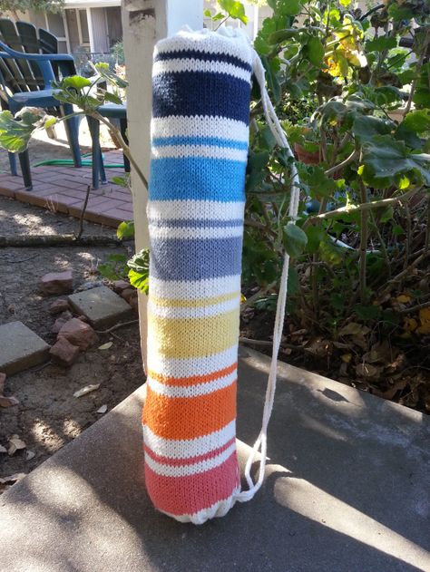 yoga mat bag knitting multicolor tejer bolsa para el mat de yoga Crochet Chakra, Yoga Mat Bag Pattern, Crochet Yoga, Diy Honey, Knitting Patterns Free Dog, Yoga Mat Holder, Diy Yoga, Knit Bags, Yoga Store