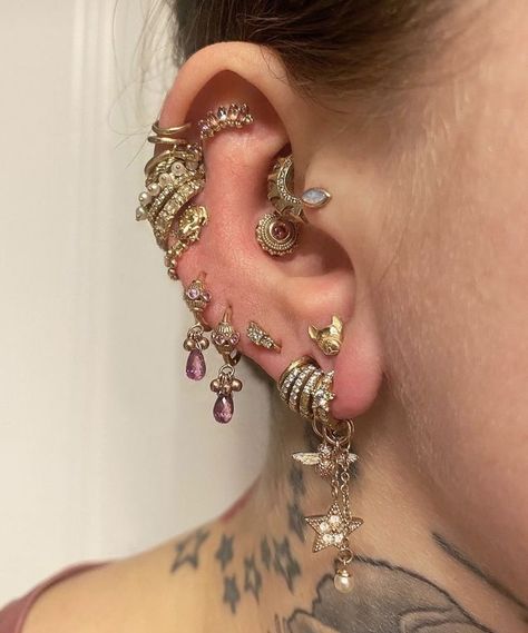 Dope Jewelry Accessories, Cool Ear Piercings, Pretty Ear Piercings, Cool Piercings, Ear Style, Body Jewelry Piercing, Dope Jewelry, Funky Jewelry, Jewelry Lookbook