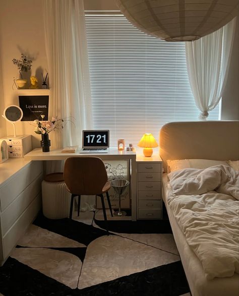 Efficient Bedroom Ideas, Ikea Desk Ideas Bedroom, Small Bedroom Designs With Desk, Small Room Rugs Ideas Bedrooms, Minimalism Room Ideas, Aesthetic Bedroom Ideas For Small Rooms Cozy, Work Desk In Bedroom, Double Bed Small Room, Small Room Ideas Bedroom Space Saving