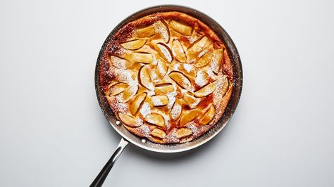 This easy, one-skillet apple dessert goes out to all the baking-phobes out there, because making something sweet shouldn't require all the bowls and measuring cups in your kitchen plus an advanced degree in chemistry. Best Apples For Baking, Clafoutis Recipes, Apple Custard, Caramel Apples Easy, Baked Custard, Toffee Sauce, Toffee Apple, Apple A Day, Bon Appetite