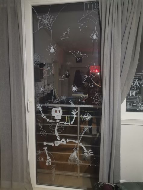 Halloween Chalk Marker Window, Halloween Window Chalk Art, Halloween Window Drawing, Window Art Drawing, Halloween Window Painting Ideas, Fall Window Art, Halloween Window Art, Window Drawings, Mirror Painting Ideas