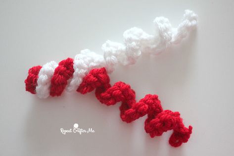 Easy Crochet Candy Canes - Repeat Crafter Me Easy Crochet Projects For Kids, Crochet Candy Canes, Crochet Candy, Crochet Christmas Ornaments Free, Chirstmas Decor, Crochet Ornament Patterns, Repeat Crafter Me, Holiday Knits, Crochet Xmas