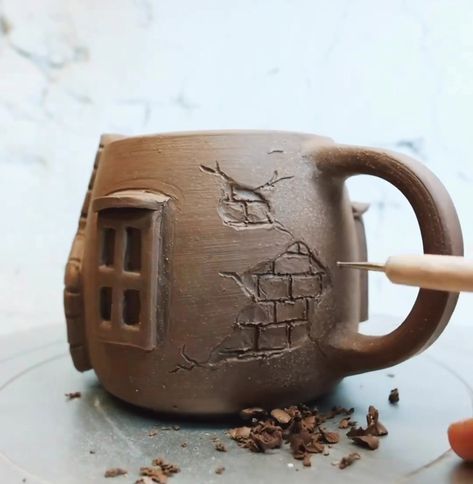 Slab Mug Pottery, Clay Mug Handles, Diy Clay Cup, Ceramics Slab Ideas, Mug Inspo Design, Slab Mug Ideas, Ceramic Carving Designs, Clay Teacup, Pottery Sculpting