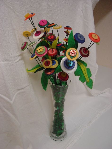 button bouquet | Emily Kotchman | Flickr Bead Bouquet, Button Art Ideas, Salt Shaker Crafts, Button Craft Ideas, Button Art Projects, Flower Bouquet Vase, Buttons Crafts Diy, Felt Bouquet, Beaded Bouquet