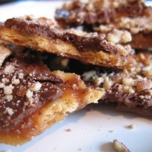 Chocolate Brittle, Toffee Bars Recipe, Soda Crackers, Brittle Recipes, Toffee Bars, Peanut Brittle, Christmas Goodies, Delicious Chocolate, Vegetarian Chocolate