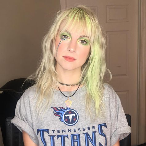 Brian J O'Connor on Instagram: “This look is brought to you by the color #GREEN!! Mixed @gooddyeyoung #poserpaste steal my sunshine and blue ruin (a lil drop) 💚💚💚💚💚💚💚💚💚💚💚” Hayley Williams After Laughter, Steal My Sunshine, Paramore Concert, Hayley Wiliams, Concert Makeup, Hayley Paramore, Taylor York, Paramore Hayley Williams, Paramore Hayley