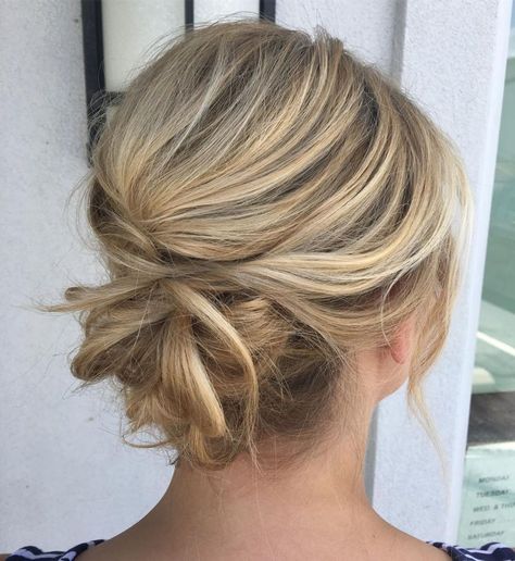 Medium Updo, Messy Chignon, Chignon Updo, Casual Updo, Easy Updos For Medium Hair, Thick Hair Styles Medium, Easy Updo Hairstyles, Chignon Hair, Easy Hairstyles For Medium Hair