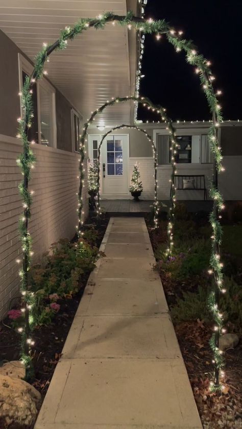 Sweet Christmas Decoration Tips Christmas Decor Lights Outdoor, Christmas Decor Ideas For Outdoors, Diy Lighted Archway, Christmas Park Decorations, Christmas Arches Outdoor Diy, Christmas Archway Outdoor Diy, Diy Christmas Arches Outdoor, Outdoor Christmas Archway, Diy Christmas Archway Outdoor