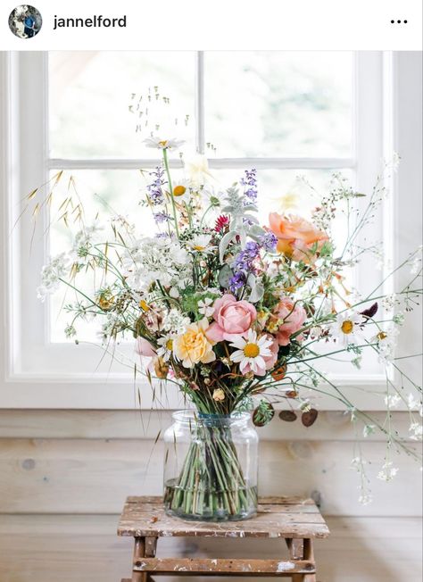 Wild Flower Table Arrangements, Cottage Flower Bouquet, Garden Party Flower Arrangements, Spring Bouquet In Vase, Wild Flowers In Vase, Natural Flower Arrangements, Coastal Background, Wildflower Arrangements, Wild Flower Arrangements