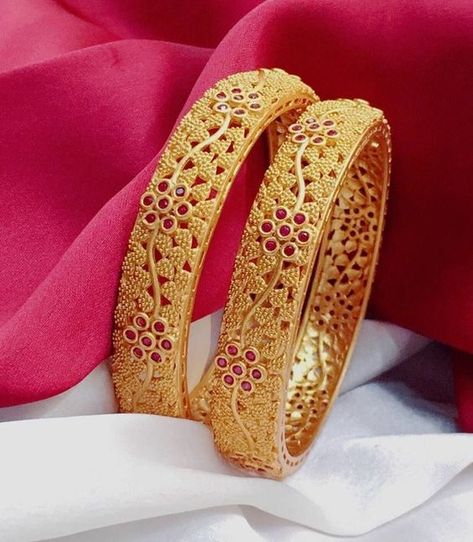 Bridal Gold Bangles, African Bangles, Gold Bangles Indian, Gold Bangles For Women, Antique Gold Jewelry Indian, Gold Bangle Set, Ali Baba, Bangles Design, Gold Pendant Jewelry