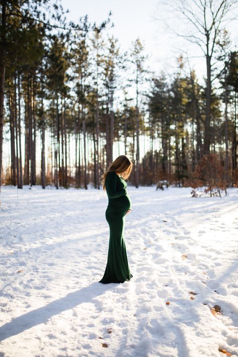 Pregnant Snow Pictures, Maternity Shoot Winter Picture Ideas, Winter Bump Photoshoot, Snowy Winter Maternity Pictures, Winter Christmas Maternity Photos, Snow Maternity Outfits, Winter Maternity Pictures Single Mom, Maternity Photo Shoot In Snow, Maternity Pictures In December