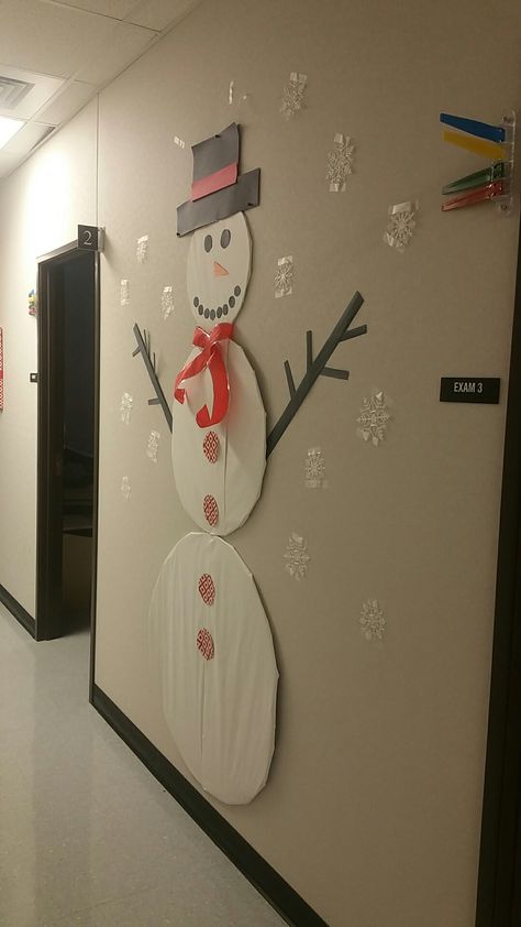 Snowman Sticky Wall, Snowman Hallway Decorations, Christmas Class Decor, Noel Decor, Diy Snowman Decorations, Winter Bulletin, Snowman Crafts Diy, Diy Office Decor, Construction Paper Crafts