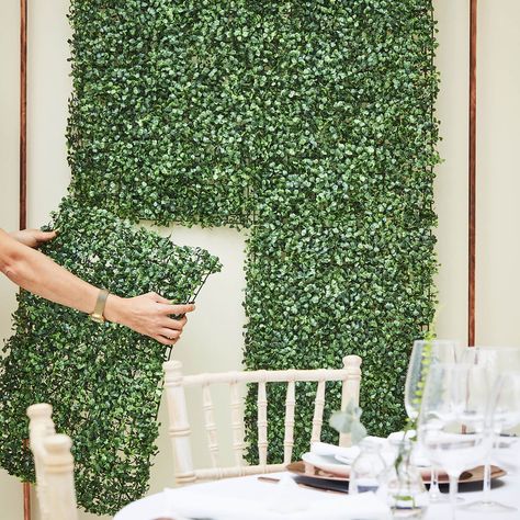 DIY photo backdrop ideas for the garden to take the best party snaps Diy Fotokabine, Foliage Wall, Diy Photo Backdrop, Artificial Plant Wall, Flower Wall Backdrop, Flower Tile, Artificial Foliage, Diy Photo Booth, Baby Shower Backdrop