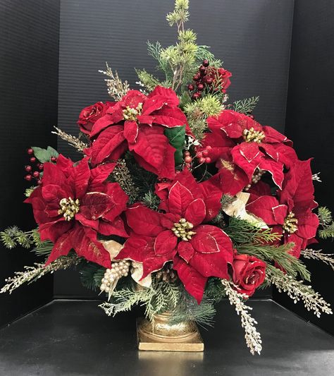 Poinsettia Topiary Diy, Poinsettia Display Ideas, Poinsettia Arrangement, Pointsetta Arrangements, Silk Poinsettia Arrangement, Christmas Flower Decorations, Plaid Decor, Christmas Flower Arrangements, Christmas Centerpieces Diy