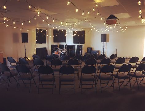 Worship Night Decor Ideas, Sanctuary Decor Church Ideas, Worship Night Set Up, Upper Room Worship, Worship Night Decor, Youth Group Room Ideas, Worship Night Ideas, Youth Group Room Design, Church Youth Room Ideas