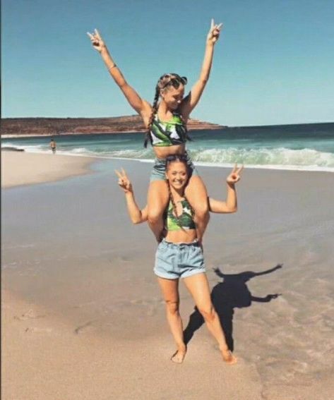 Ribka Twins, Beach Gymnastics, Rybka Twins, Yoga Challenge Poses, Acro Dance, Best Friend Couples, Gymnastics Poses, Yoga Pictures, Beach Friends