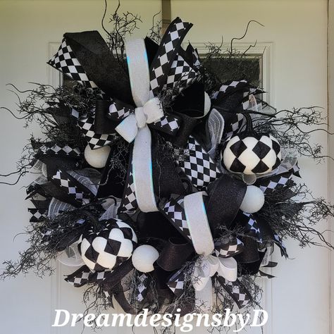 Jack Skellington Wreath, Halloween Wreaths, Shatterproof Ornaments, Custom Gift Wrapping, Xmas Wreaths, Door Wreath Hanger, How To Make Wreaths, Deco Mesh, Halloween Diy