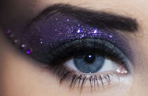 Purple passion glitter and crystals. Stardust Makeup, Disney Inspired Makeup, Party Eyes, Punk Makeup, Eye Makeup Art, Beauty Eyes, Purple Eyes, Makeup Pictures, Fantasy Makeup