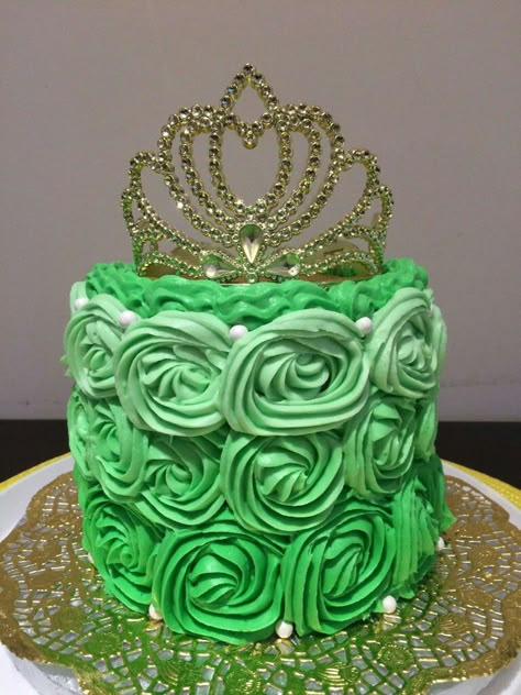 Green Princess Cake, Princess Tiana Cake Ideas, Princess And The Frog Birthday Cake, Princess Tiana Birthday Cake, Disney Princess Party Decorations, Princess Tiana Birthday Party, Tiana Birthday Party, Frog Baby Showers, Frog Birthday Party