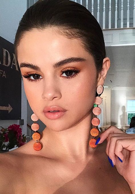 Celebrities proclaim this to be the hottest eye-shadow color for spring... see how they're styling these beauty must haves...Love this darker neutral on Selena Gomez Selena Gomez Nails, Selena Selena, Selena Gomez Makeup, Orange Makeup, Selena Gomez Style, Makeup Hacks, Beauty Must Haves, Celebrity Beauty, Dress Makeup