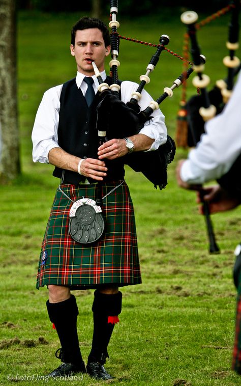 https://flic.kr/p/5dEXhk | NZ Police Piper | World Pipeband Championships 2008  #bagpipe #piper #glasgow #kilt Scotish Men, Scottish Man, Scotland Forever, Men In Kilts, Bagpipes, Scottish Heritage, Scottish Tartans, Komplette Outfits, Kilt