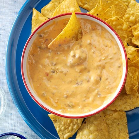 Slow Cooker Cheese Dip, Chili Queso Dip, Salsa Dip Recipe, Cheeseburger Dip, Nacho Dip, Queso Dip Recipes, Crock Pot Dips, Superbowl Appetizers, Cheese Dip Recipes