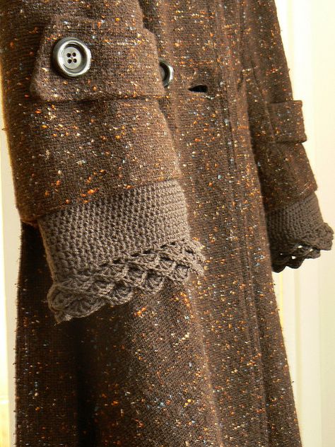 crochet      ♪ ♪ ... #inspiration_crochet #diy GB http://www.pinterest.com/gigibrazil/boards/ Make Sleeves Longer, Coat Cuff Detail, How To Make Sleeves Longer, Crochet Cuffs Sleeve, Crochet Cuffs, Jacket Sleeves, Mode Crochet, Tall Person, Peacoats