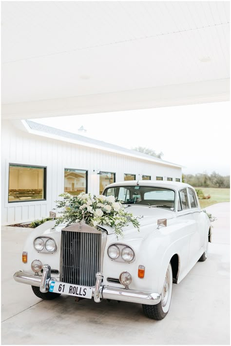 Vintage White Rolls Royce with Floral Garland at Classic Elegant Florida Wedding Wedding Car Rolls Royce, White Rolls Royce Wedding, Transportation For Wedding, Vintage Wedding Cars, Vintage Rolls Royce Wedding, Rolls Royce Wedding Car, Rolls Royce Wedding, Wedding Cars Luxury, Wedding Transport