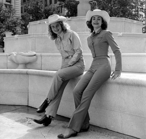 34 Fascinating Vintage Photographs of American Cowgirls From the 1940s ~ vintage everyday Nina Leen, Vintage Western Wear, Cowgirl Fashion, Vintage Cowgirl, Cowgirl Chic, Western Chic, Cow Girl, 1940s Fashion, Cowboy And Cowgirl