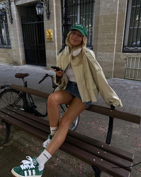 Outfits Con Rollazo, Green Glasses Outfit, Cashier Outfit, Gazzeleadidas Outfit, Green Sneakers Outfit, City Break Outfit Spring, Green Shoes Outfit, Chica Chola, Looks Adidas