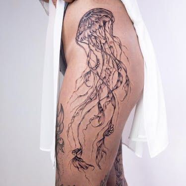 16 Tattoo, Funky Tattoos, Jellyfish Tattoo, Stylish Tattoo, Shape Tattoo, Spine Tattoos For Women, Leg Tattoos Women, Thigh Tattoos Women, Spine Tattoos