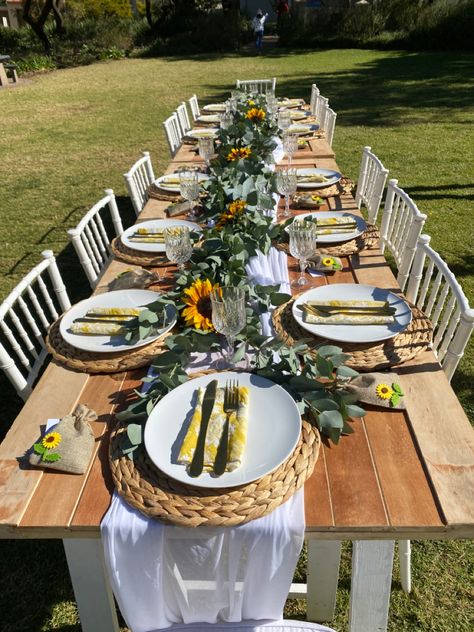 Sunflower Birthday Parties, Outdoor Picnic Table, Sunflower Baby Shower, Outdoor Brunch, Sunflower Party, Sunflower Baby Showers, Sunflower Bridal Shower, Baby Shower Brunch, Baby Shower Table