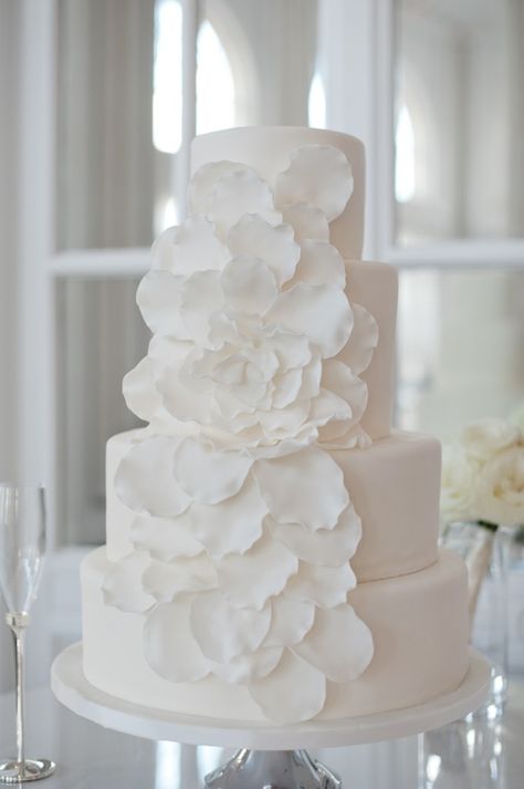 floral cake Wedding Cake Simple Elegant Classy, Georgian Terrace Wedding, Wedding Cake Simple Elegant, Wedding Cake Pearls, Dream Wedding Cake, Gorgeous Wedding Cake, White Wedding Cakes, Simple Wedding Cake, White Wedding Cake