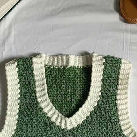 hey faustine • crochet by faus on Instagram: "vest believe it 🤍 fr cropped vest 🌿 • Thank you all so much for your support. This pattern design is now available on ETSY as the Rory Vest on my shop, link in bio! 🤍  • • #crochetph #crochettop #crochetvest #flatlayout #crochetaddict #hookedoncrochet #hookedonafeeling #yarntherapy #crochethandmade #gantsilyo #gantsilyoph #freehandcrochet #mossstitch #crochetwearables" Crochet Ribbing, Hooked On A Feeling, Moss Stitch, Cropped Vest, Crochet Vest, Hand Crochet, Crochet Clothes, Crochet Hooks, Crochet Projects