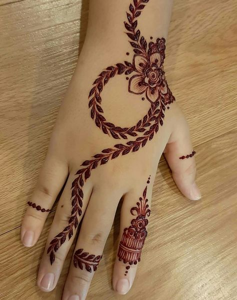 Mehndi Designs Hand Back Side, Simple Mehndi Designs Palm, Mehndi Designs Palm, Yoga Strong, Palm Mehndi, Wrist Henna, Palm Mehndi Design, Design Mehndi, Henna Tattoo Designs Hand