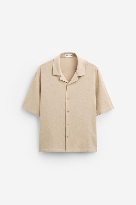 Boxy fit shirt made of cotton blend fabric. Spread collar and short sleeves. Front button closure. Outfit Cowo, Boxy Fit Shirt, Camp Collar Shirt, Textured Shirt, Choir, Collar Shirts, Workout Shirts, Button Up, Cotton Blend