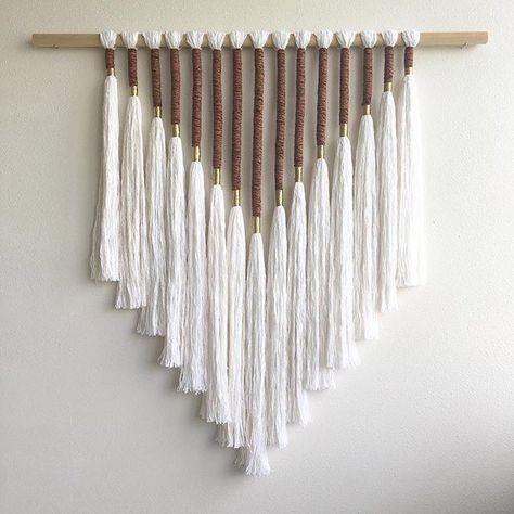 Hime.decor Diy Yarn Wall Hanging, Pola Macrame, Diy Decoracion, Makramee Diy, Yarn Wall Art, Yarn Wall, Diy Yarn, Macrame Wall Hanging Diy, Boho Tapestry