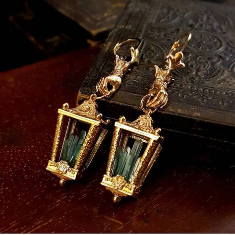 Gold Earing, Lantern Earrings, Book Ends, Funky Jewelry, Fantasy Jewelry, Jewelry Inspo, Pretty Jewellery, Ear Jewelry, Piercing Jewelry