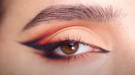 Hindash flame eyeliner Fox Eyeshadow Makeup, Fire Eyeshadow Makeup Ideas, Flame Inspired Makeup, Flame Graphic Liner, Fire Graphic Liner, Flames Eye Makeup, Fire Makeup Look Easy, Halloween Eyeliner Hooded Eyes, Flames Eyeliner