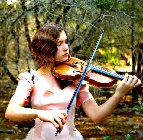 Violin Drawing, Violin Girl, Violin Stand, Girl Playing Violin, Violin Pics, Violin Photography, Violin Playing, Playing The Violin, Musician Photography