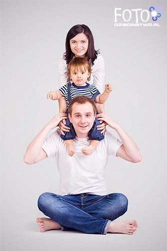 Family portrait... and we could put baby   in the persons lap who is sitting down...yay. looking forward to a family of   4!!! Composition Photo, Photo Bb, Studio Family Portraits, Family Photo Studio, Baby Photography Poses, Baby Family Pictures, Family Studio Photography, Cute Family Photos, Shooting Studio