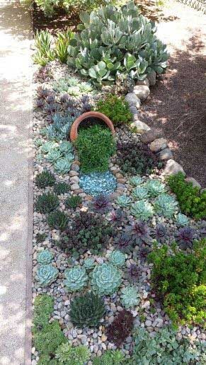 This 'hen and chicks' vertical garden with succulents do not need water to thrive. They can survive in critical heat conditions. 30 Low-water Landscaping Ideas For Your Garden - Water free landscape garden ideas #landscaping #landscapeideas #lowwaterlandscape #gardenideas #farmfoodfamily Low Water Landscaping, Taman Air, نباتات منزلية, Succulent Landscaping, Rock Garden Landscaping, Ideas Backyard, Dry Creek, Have Inspiration, Cactus Garden