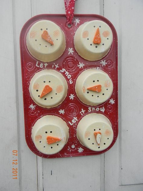 Have an old, ugly muffin tin? Don't throw it out. Turn it into a snowman decoration Diy Schneemann, Cupcakes Decorados, Decor 2024, Navidad Diy, Christian Decor, Snowman Decorations, Snowman Crafts, Muffin Tin, Noel Christmas