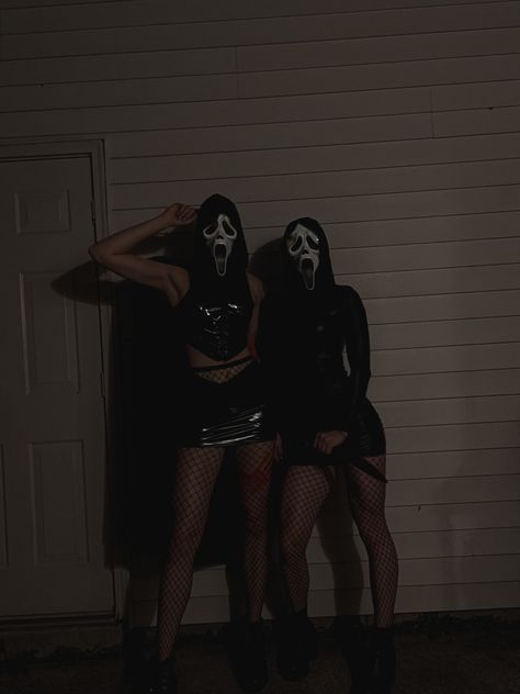 Ghost Face Costume Women, Ghostface Costume, Scream Costume, Horror Halloween Costumes, Twin Halloween, Hot Halloween Outfits, Friendship Photoshoot, Halloween Makeup Pretty, Halloween Costume Idea