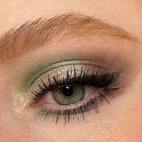 Simple Eyeshadow, Indie Makeup, Makeup Secret, Essence Cosmetics, Make Up Inspo, Green Eyeshadow, Brown Eyeshadow, Lower Lashes, Eyeshadow Primer