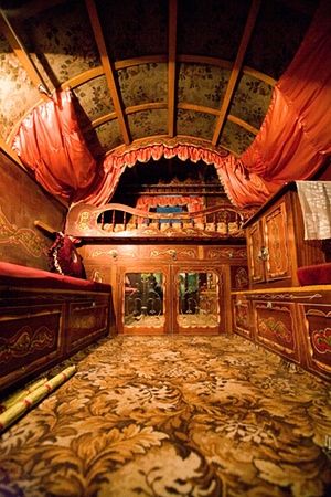 Caravan Renovation, Caravan Interior, Attic Renovation, Attic Remodel, Train Car, House On Wheels, Eiffel Tower Inside, Wagons, Glamping