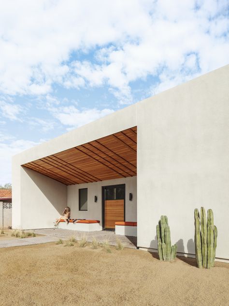 Gallery of Architecture and Landscape: Houses that Highlight the Territory of Arizona in the United States - 2 Home Exterior Stucco, Modern Adobe, Exterior Stucco, Rendered Houses, Modern Courtyard, Southwestern Home, Front Courtyard, Adobe House, Stucco Exterior